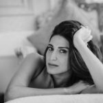 Aahana Kumra Instagram - I tried! 🐈‍⬛ I really did! 🫣 But Couldn’t hold the gaze for longer than a minute🫰♠️😹♣️🕷️☕️🐈‍⬛🖤🌌 #wednesdaymood . . . . #monochrome #portrait #photooftheday #photography #photoshoot #photogram #wednesday #aahanakumra #afternoon #siesta Mumbai, Maharashtra