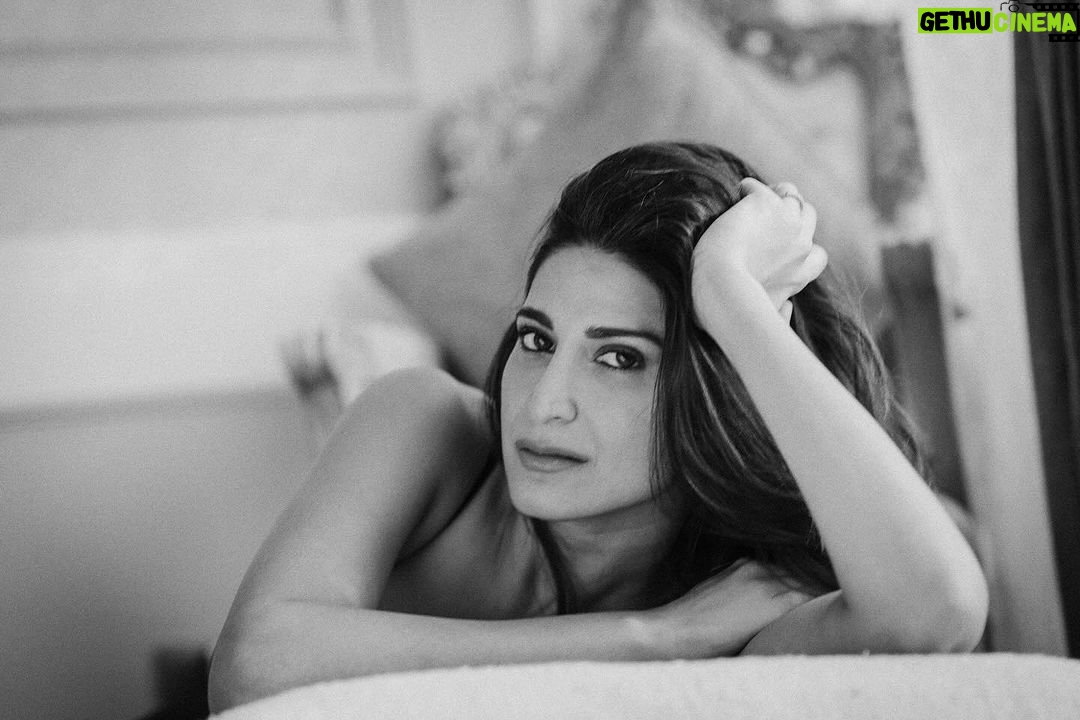 Aahana Kumra Instagram - I tried! 🐈⬛ I really did! 🫣 But Couldn’t hold the gaze for longer than a minute🫰♠️😹♣️🕷️☕️🐈⬛🖤🌌 #wednesdaymood . . . . #monochrome #portrait #photooftheday #photography #photoshoot #photogram #wednesday #aahanakumra #afternoon #siesta Mumbai, Maharashtra