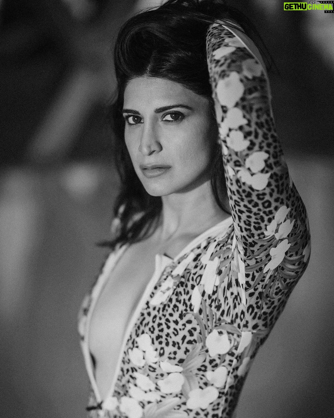 Aahana Kumra Instagram - Here’s looking at you ♠️♠️♠️♠️ #blackandwhitephotography #blackandwhite . . . . #photo #portrait #photography #aahanakumra #tuesday #tuesdaythoughts Mumbai - मुंबई