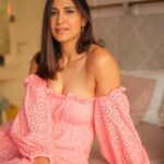 Aahana Kumra Instagram – I might me pink🌸💕
But I sure pack a punch 👊👊
Also do you think pink is my favourite Color!? 🌸🙃💁‍♀️
#sundayfunday 
.
.
.
.
#sunday #sundayvibes #pink #pinkdress #sundate #aahanakumra
