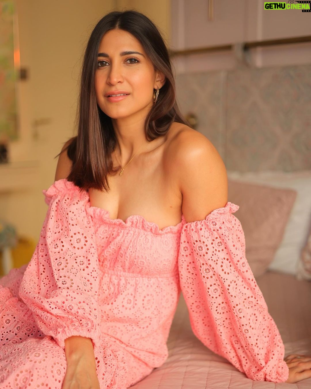Aahana Kumra Instagram - I might me pinkπΈπ But I sure pack a punch ππ Also do you think pink is my favourite Color!? πΈππββοΈ #sundayfunday . . . . #sunday #sundayvibes #pink #pinkdress #sundate #aahanakumra