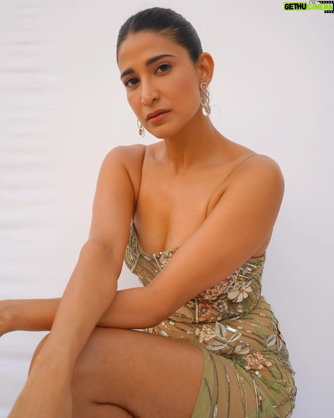Aahana Kumra Instagram - Sparkling over load! ✨✨🪩🪩⚡️⚡️ #saturdate . . . . #saturday #saturdaynight #gown #aahanakumra #saturdayvibes #saturdayvibes #saturdaymood