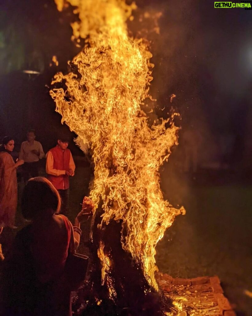 Aahana Kumra Instagram - Lohri is the festival that marks the end of winters and the beginning of spring-season! The harvesting season that promises us abundance and prosperity! Here’s wishing everyone a very happy Lohri to you and your family! Lohri di lakh lakh vadaaiyaan 🎇🌱🌸🌾🌞🙏💕 #saturdate #saturday . . . . #lohri #festival #festivefeels #lohridilakhlakhvadhaiyan #lohrifestival #punjabis #proudpunjabi #aahanakumra India