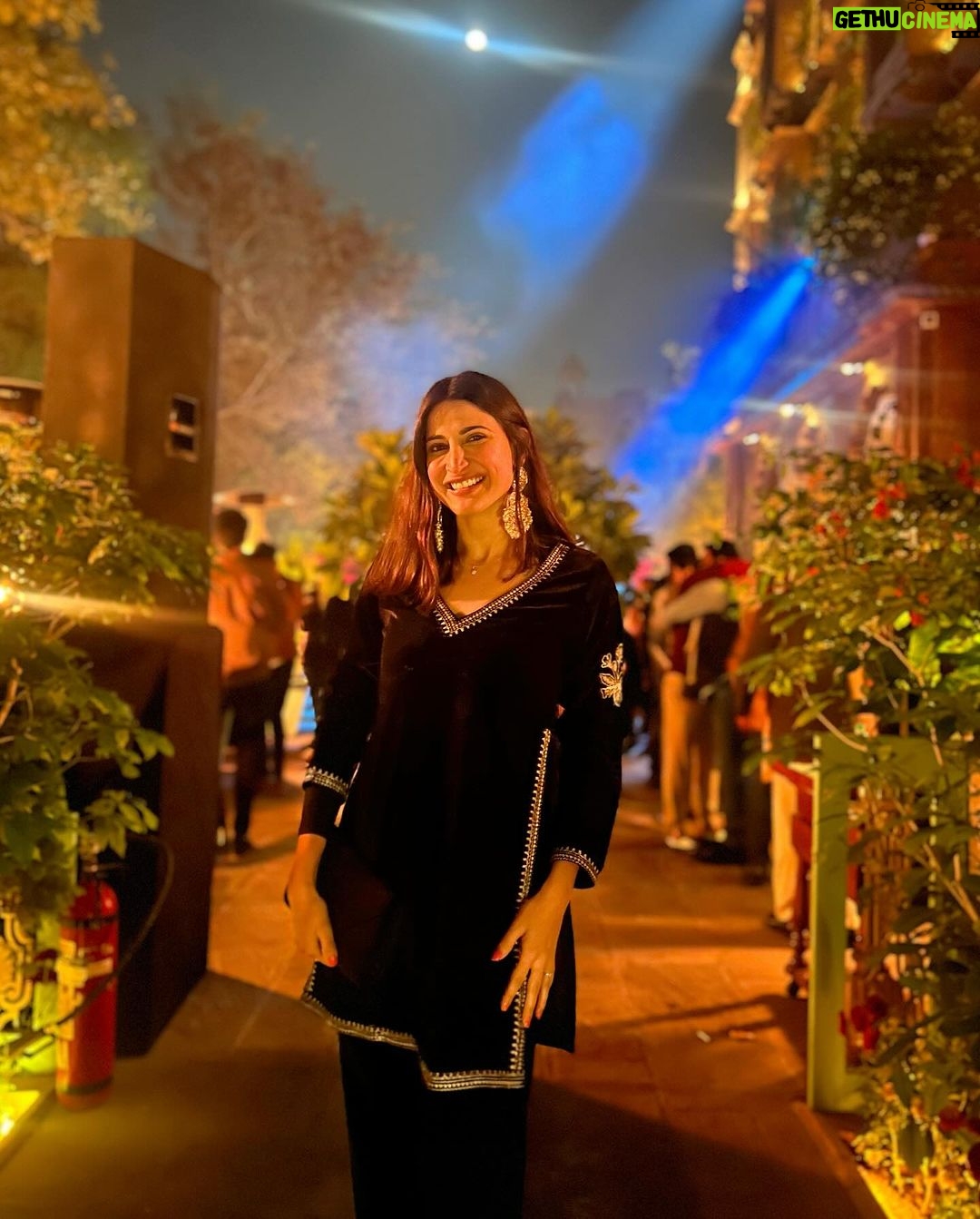 Aahana Kumra Instagram - Ai Kaash Hamaari Qismat mein Aisi bhi koi shaam aa jaaye Ek chaand Falak par nikla ho Ek chhat par aa jaaye πβ£οΈπβ οΈ @narendra.bhawan.bikaner #yoonshabnami . . . . #aahanakumra #moon #moonlover #chaand #chaandaaya #wednesday Narender Bhavan, Bikaner