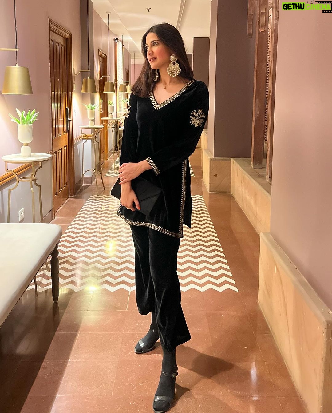 Aahana Kumra Instagram - Ai Kaash Hamaari Qismat mein Aisi bhi koi shaam aa jaaye Ek chaand Falak par nikla ho Ek chhat par aa jaaye πβ£οΈπβ οΈ @narendra.bhawan.bikaner #yoonshabnami . . . . #aahanakumra #moon #moonlover #chaand #chaandaaya #wednesday Narender Bhavan, Bikaner