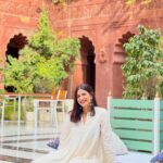 Aahana Kumra Instagram - I dream of palaces ☀️🌼❣️🌸👯‍♂️🥂❄️🏰 Oh! and say hello to Sultan, Gabbar and Laila 🐾🐶 @narendra.bhawan.bikaner #mondaymood #mondayblues . . . . #mondaymandate #monday #bikaner #rajasthan #incredibleindia #aahanakumra #dogsofinstagram #dogstagram #rampuriahaveli Narender Bhavan, Bikaner