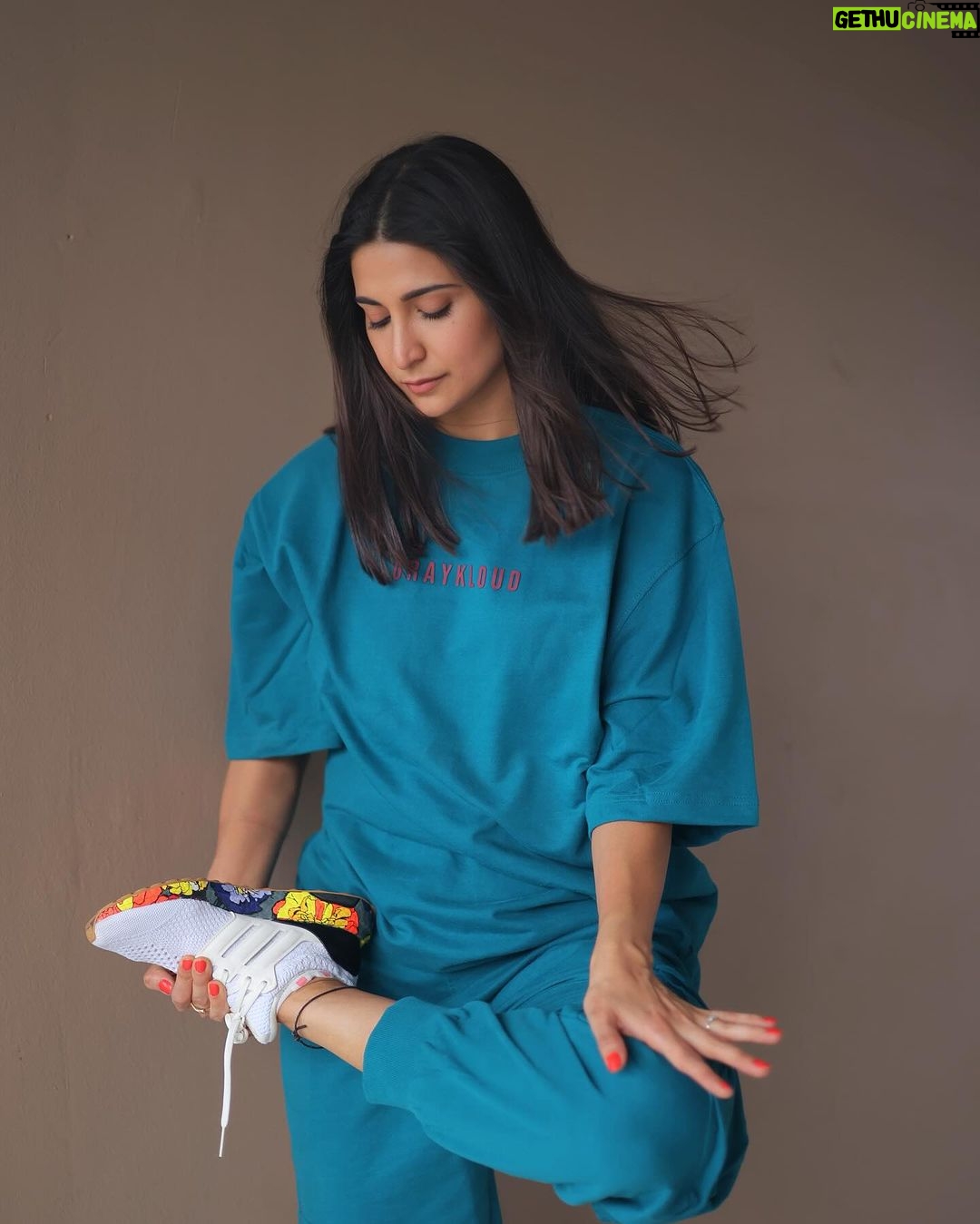 Aahana Kumra Instagram - Stretching myself for an awesome weekend!! ๐ญ๐๐๐ฆ๐๐ฅถ๐ช #weekendvibes . . . . #friday #friyay #fridaynight #stretch #loveyourbody #aahanakumra Mumbai - เคฎเฅเคเคฌเค