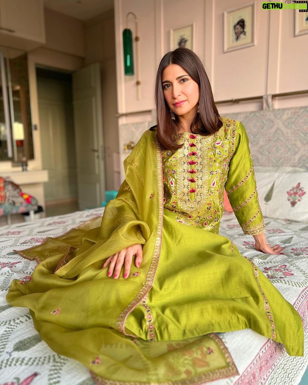 Aahana Kumra Instagram - Because classic is a trend that never goes out of style! ๐ฟ๐ซ๐๐ฉท๐๐๐ #criticschoiceawards2024 . . . . #aahanakumra #criticschoiceawards #indianoutfit #salwarkameez #elegenace #choosesimplicity Mumbai - เคฎเฅเคเคฌเค