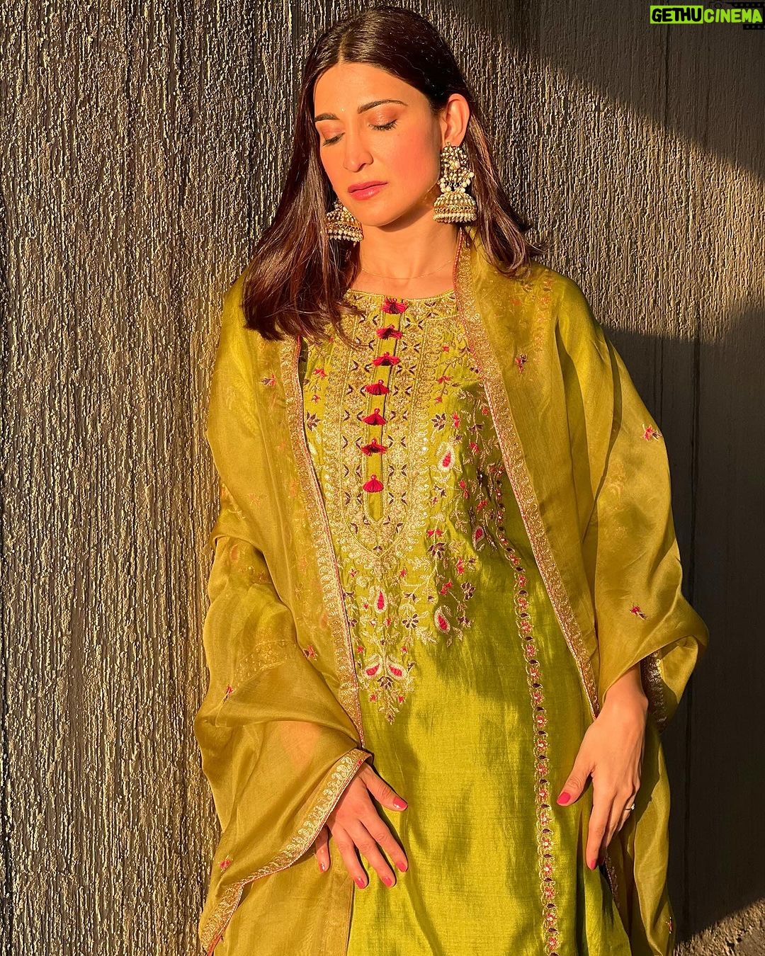Aahana Kumra Instagram - Because classic is a trend that never goes out of style! ๐ฟ๐ซ๐๐ฉท๐๐๐ #criticschoiceawards2024 . . . . #aahanakumra #criticschoiceawards #indianoutfit #salwarkameez #elegenace #choosesimplicity Mumbai - เคฎเฅเคเคฌเค