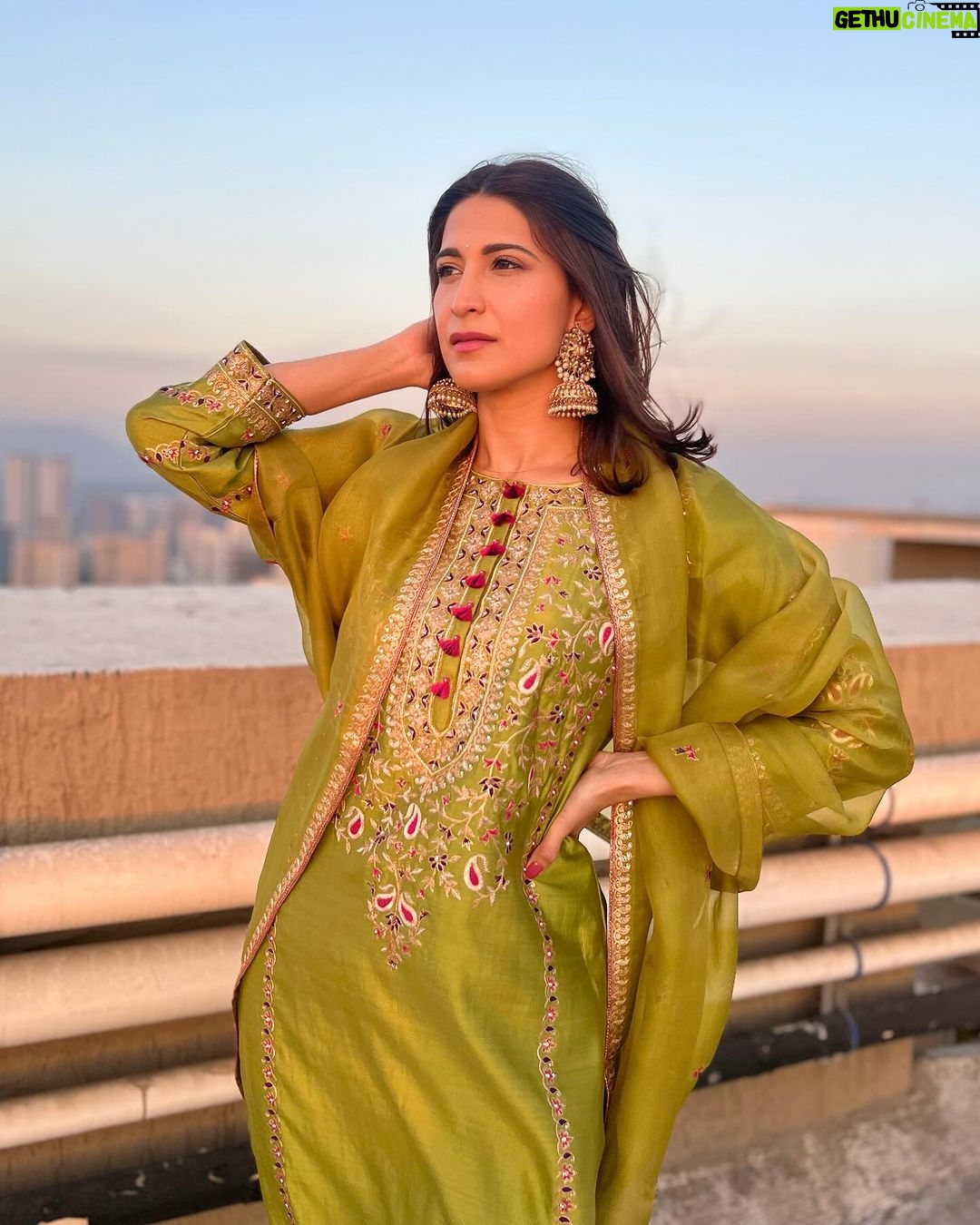 Aahana Kumra Instagram - Because classic is a trend that never goes out of style! ๐ฟ๐ซ๐๐ฉท๐๐๐ #criticschoiceawards2024 . . . . #aahanakumra #criticschoiceawards #indianoutfit #salwarkameez #elegenace #choosesimplicity Mumbai - เคฎเฅเคเคฌเค