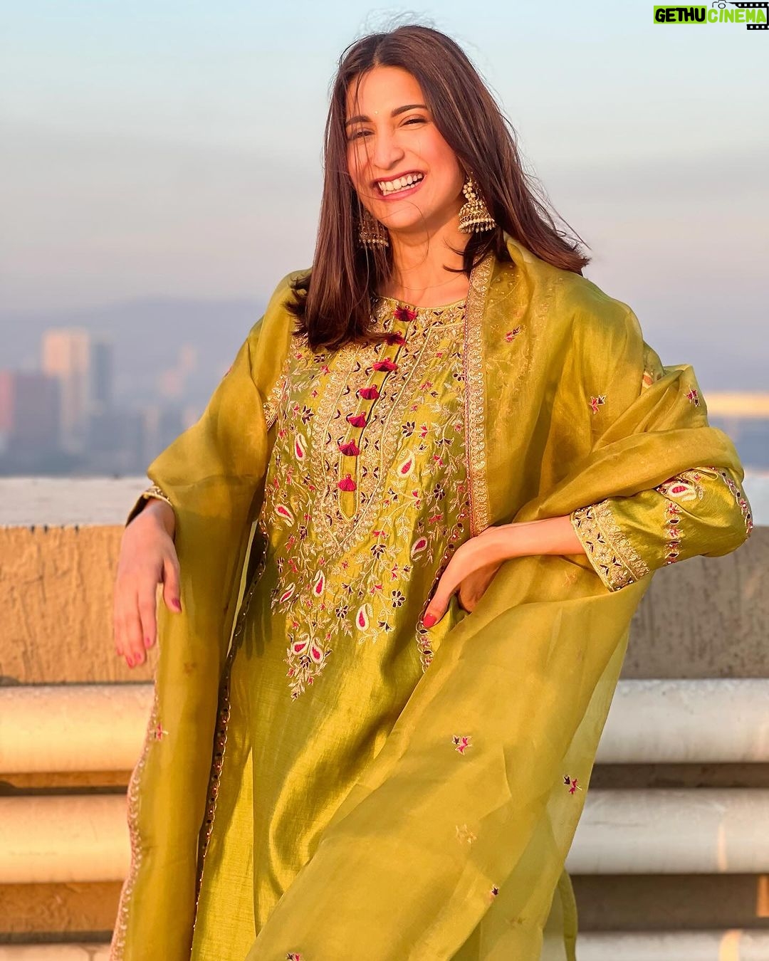 Aahana Kumra Instagram - Because classic is a trend that never goes out of style! ๐ฟ๐ซ๐๐ฉท๐๐๐ #criticschoiceawards2024 . . . . #aahanakumra #criticschoiceawards #indianoutfit #salwarkameez #elegenace #choosesimplicity Mumbai - เคฎเฅเคเคฌเค