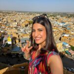 Aahana Kumra Instagram - How can I talk about Rajasthan and not see Colors! 😘🌞 I love how vibrant this state is! And unapologetically! Just like India! It has Colors of all kinds! And that’s what makes this state one of my favourite ever!! 🩷❤️🩵💛💙🧡💚💜 The people, The warmth, The food, The shopping, The experiences! One of a kind! No wonder they say “Padhaaro mhaare des!”🌞🏜️🐪🌞🩷#rajasthan #jaisalmer . . . . #rajasthandiaries #rajasthantourism #aahanakumra #solofemaletraveler #jaisalmerfort #jaisalmerdiaries #jaisalmerdesert #india #incredibleindia #rajasthandiaries #travel #traveltheworld #travelphotography #travelling #travellife #travelgram #instatravel Golden Fort - Jaisalmer