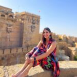 Aahana Kumra Instagram - How can I talk about Rajasthan and not see Colors! 😘🌞 I love how vibrant this state is! And unapologetically! Just like India! It has Colors of all kinds! And that’s what makes this state one of my favourite ever!! 🩷❤️🩵💛💙🧡💚💜 The people, The warmth, The food, The shopping, The experiences! One of a kind! No wonder they say “Padhaaro mhaare des!”🌞🏜️🐪🌞🩷#rajasthan #jaisalmer . . . . #rajasthandiaries #rajasthantourism #aahanakumra #solofemaletraveler #jaisalmerfort #jaisalmerdiaries #jaisalmerdesert #india #incredibleindia #rajasthandiaries #travel #traveltheworld #travelphotography #travelling #travellife #travelgram #instatravel Golden Fort - Jaisalmer
