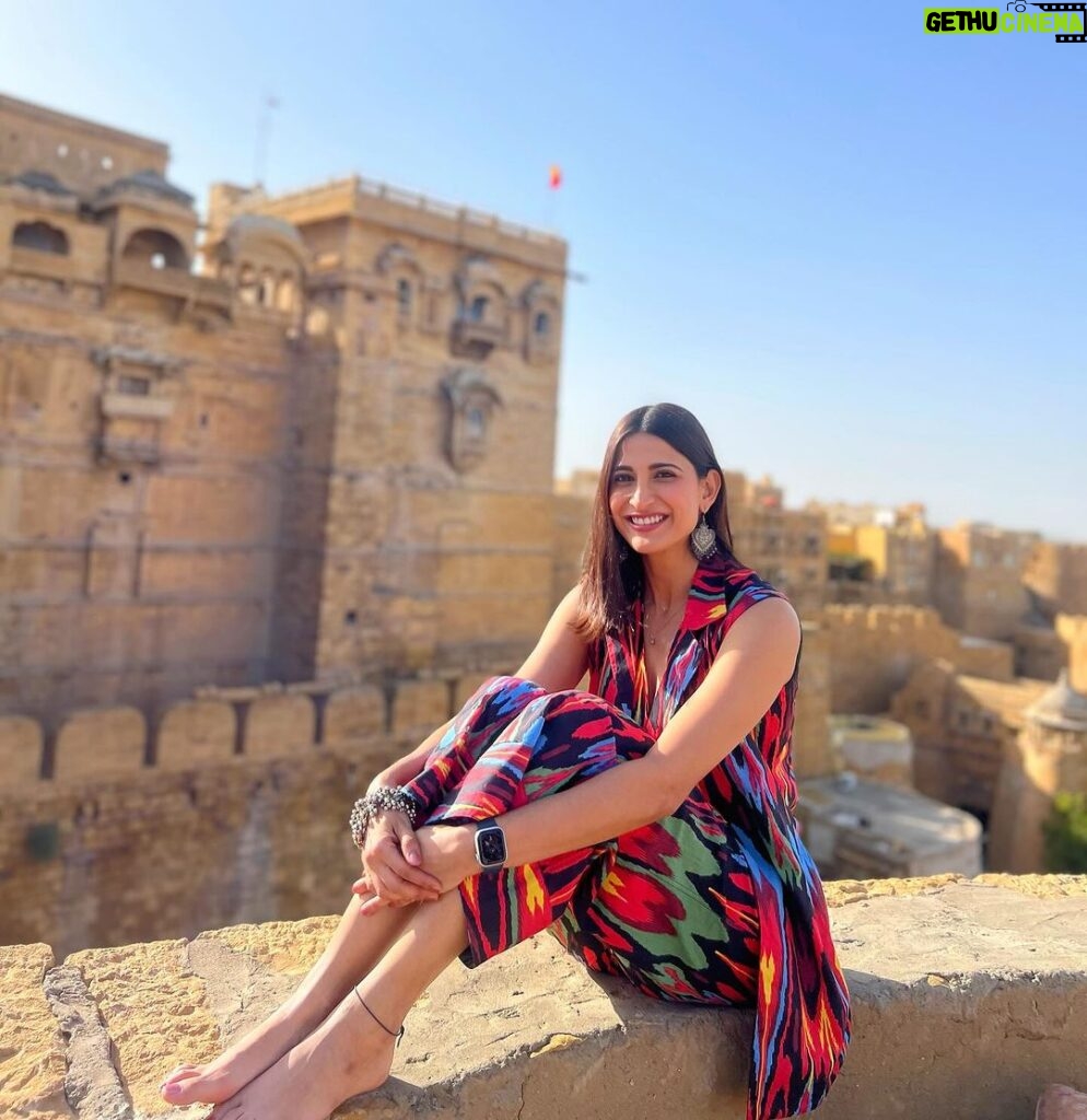 Aahana Kumra Instagram - How can I talk about Rajasthan and not see Colors! 😘🌞 I love how vibrant this state is! And unapologetically! Just like India! It has Colors of all kinds! And that’s what makes this state one of my favourite ever!! 🩷❤️🩵💛💙🧡💚💜 The people, The warmth, The food, The shopping, The experiences! One of a kind! No wonder they say “Padhaaro mhaare des!”🌞🏜️🐪🌞🩷#rajasthan #jaisalmer . . . . #rajasthandiaries #rajasthantourism #aahanakumra #solofemaletraveler #jaisalmerfort #jaisalmerdiaries #jaisalmerdesert #india #incredibleindia #rajasthandiaries #travel #traveltheworld #travelphotography #travelling #travellife #travelgram #instatravel Golden Fort - Jaisalmer