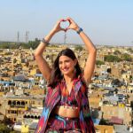 Aahana Kumra Instagram – How can I talk about Rajasthan and not see Colors! ππ
I love how vibrant this state is! And unapologetically! Just like India! It has Colors of all kinds! And thatβs what makes this state one of my favourite ever!! π©·β€οΈπ©΅πππ§‘ππ
The people,
The warmth,
The food,
The shopping,
The experiences! One of a kind!
No wonder they say βPadhaaro mhaare des!βπποΈπͺππ©·#rajasthan
#jaisalmer
.
.
.
.
#rajasthandiaries #rajasthantourism #aahanakumra #solofemaletraveler #jaisalmerfort #jaisalmerdiaries #jaisalmerdesert #india #incredibleindia #rajasthandiaries #travel #traveltheworld #travelphotography #travelling #travellife #travelgram #instatravel Golden Fort – Jaisalmer