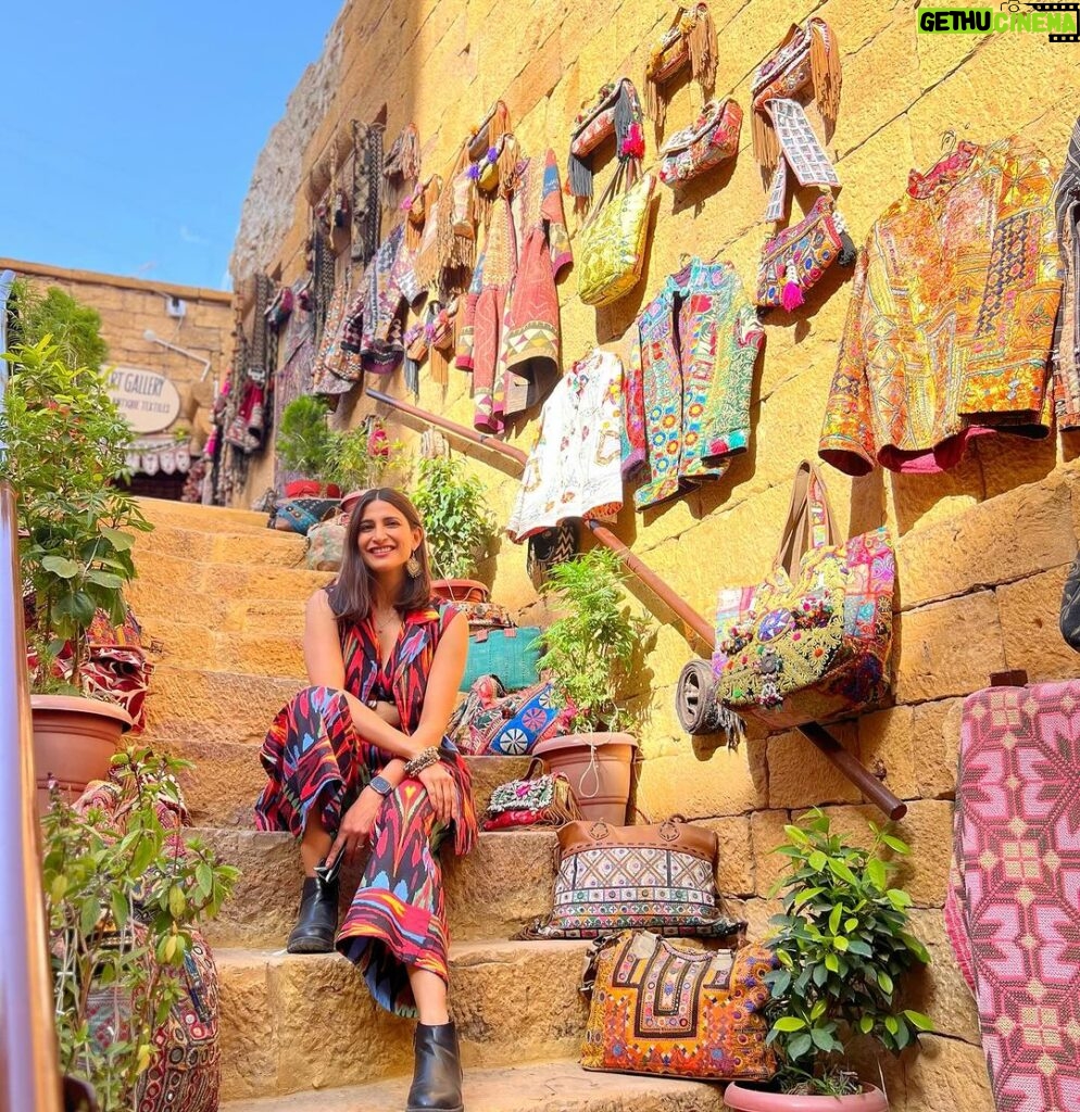 Aahana Kumra Instagram - How can I talk about Rajasthan and not see Colors! 😘🌞 I love how vibrant this state is! And unapologetically! Just like India! It has Colors of all kinds! And that’s what makes this state one of my favourite ever!! 🩷❤️🩵💛💙🧡💚💜 The people, The warmth, The food, The shopping, The experiences! One of a kind! No wonder they say “Padhaaro mhaare des!”🌞🏜️🐪🌞🩷#rajasthan #jaisalmer . . . . #rajasthandiaries #rajasthantourism #aahanakumra #solofemaletraveler #jaisalmerfort #jaisalmerdiaries #jaisalmerdesert #india #incredibleindia #rajasthandiaries #travel #traveltheworld #travelphotography #travelling #travellife #travelgram #instatravel Golden Fort - Jaisalmer