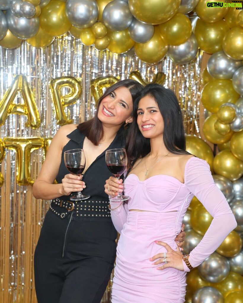 Aahana Kumra Instagram - Senior Kumra is forty and fab-uh-loussss!! 🎊🎈🔥👯‍♀️💁‍♀️😎😘💪 Giving 20 year olds a run for their money!! You’re the boss babe🔥🔥🔥🔥🔥 Love you @shivanikumrafitness and thank you for such a fab partay!! 🩷🩷🩷👯‍♀️👯‍♀️👯‍♀️ #happybirthday #kumrasisters . . . . #happybirthday #birthdaygirl #fortyandfabulous #aahanakumra #family #familyislove #familyiseverything The Club Mumbai