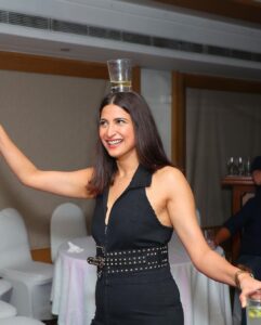 Aahana Kumra Instagram - Senior Kumra is forty and fab-uh-loussss!! 🎊🎈🔥👯‍♀️💁‍♀️😎😘💪 Giving 20 year olds a run for their money!! You’re the boss babe🔥🔥🔥🔥🔥 Love you @shivanikumrafitness and thank you for such a fab partay!! 🩷🩷🩷👯‍♀️👯‍♀️👯‍♀️ #happybirthday #kumrasisters . . . . #happybirthday #birthdaygirl #fortyandfabulous #aahanakumra #family #familyislove #familyiseverything The Club Mumbai