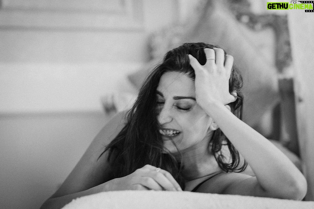 Aahana Kumra Instagram - I tried! 🐈⬛ I really did! 🫣 But Couldn’t hold the gaze for longer than a minute🫰♠️😹♣️🕷️☕️🐈⬛🖤🌌 #wednesdaymood . . . . #monochrome #portrait #photooftheday #photography #photoshoot #photogram #wednesday #aahanakumra #afternoon #siesta Mumbai, Maharashtra