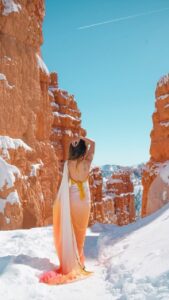 Aakriti Rana Instagram - Wearing saree in another country is so much fun! I shot this at Bryce Canyon National Park after trekking in extreme snow. So many people passed by while I was shooting this and ALL of them complimented the saree. A lot of them knew what I was wearing and that it’s called a saree ❤️ Also, loving how the place is complementing the colours of the saree. I got it for just Rs. 850 from Amazon in a hurry while leaving for this trip. COMMENT below if you want the LINK 😀 #aakritirana #saree #usa #brycecanyon #utah #indianwear #proudindian #outfitoftheday #rockyandranikipremkahani #aliabhatt #aliabhattsari #reelsindia