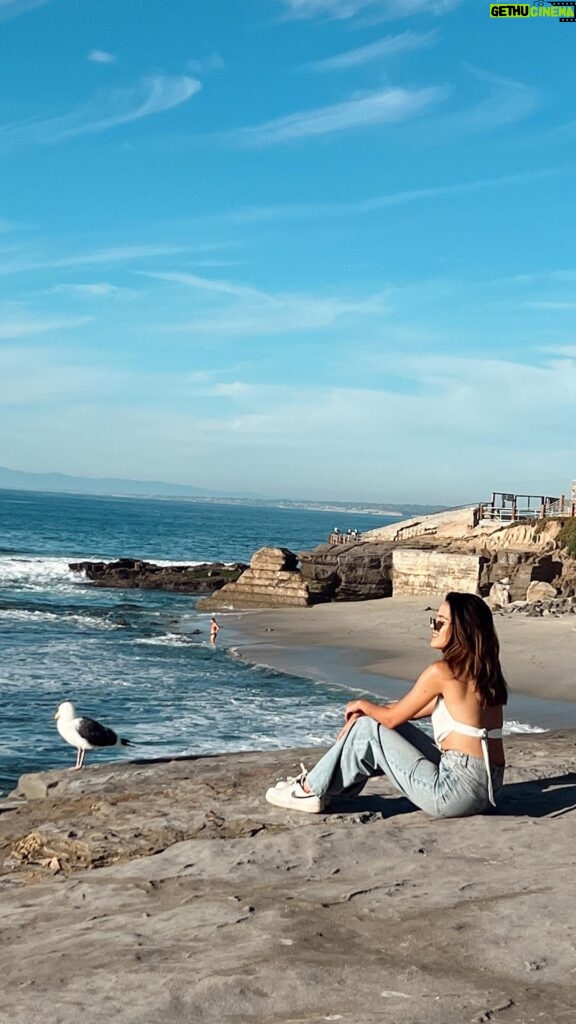 Aakriti Rana Instagram - Watch till the end 😍 Hello San Diego! Saw the most beautiful sunset at the best spot, Sunset Cliffs. The sky just kept changing the colours and looking more and more beautiful. It was mesmerizing ❤️ #aakritirana #sandiego #sunset #sunsetphotography #travelblogger #indiantravelblogger #california #familytrip #usa #aakritiinusa #sunsetcliffs