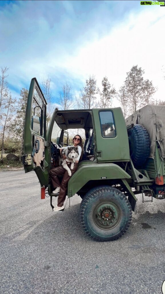 Aakriti Rana Instagram - Happy Republic Day! 🇮🇳 Got a chance to drive an old Army truck, discarded after years of service to the Indian Army. It wasn’t easy to drive it. I remember waiting outside our vintage Army Bunglow with a big school bag and a fountain ponytail at Jabalpur for one of these as our school bus. That’s where I started going to school. ❤️ Forever grateful for being born in a family full of Army officers. Got to see such a different life and the best part was exploring the remote areas of India right since I was born. I’ve studied at places which people may not have even heard the name of 😀😀 #happyrepublicday #republicday2024 #india #aakritirana #armylife #reelsindia #incredibleindia