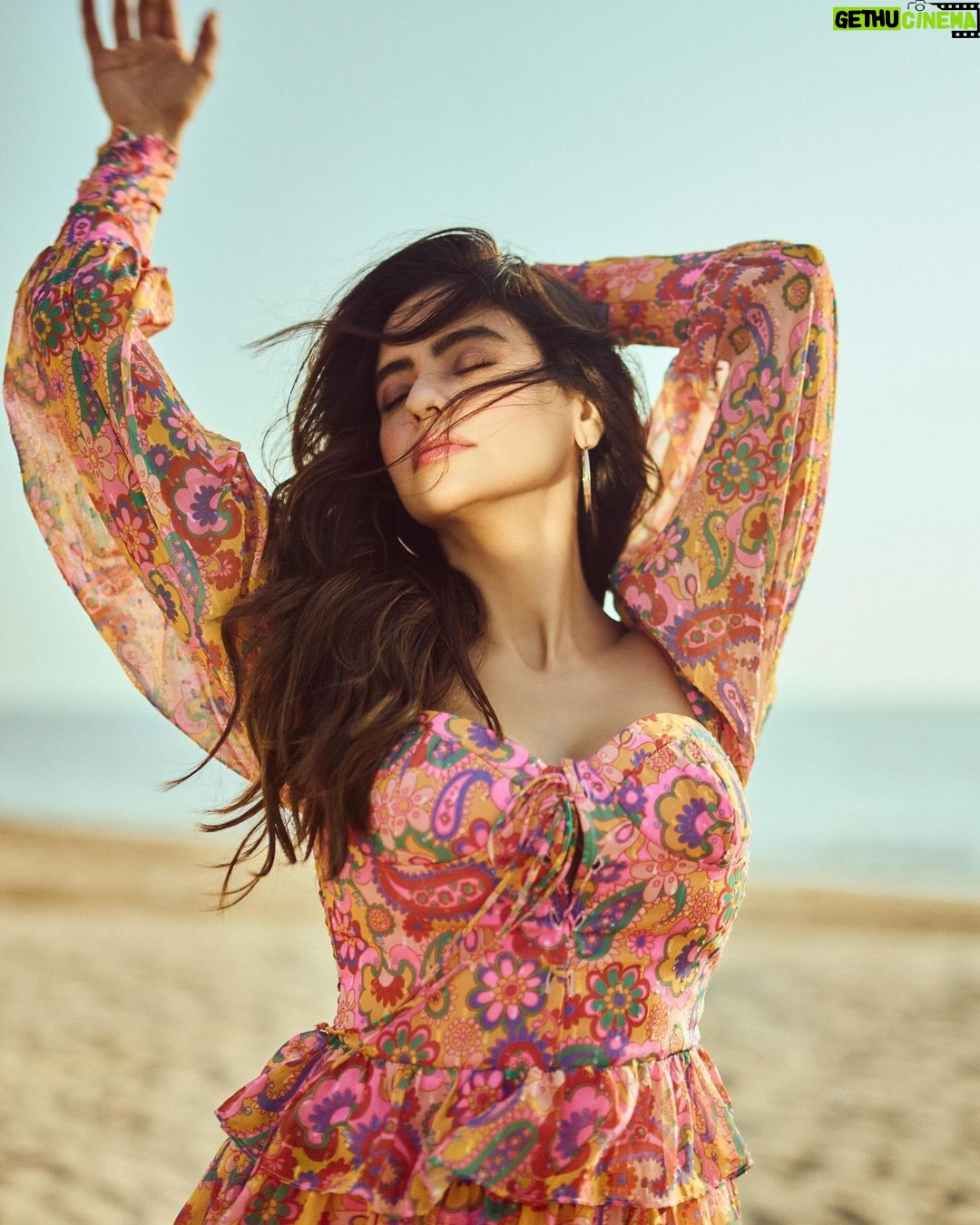 Aamna Sharif Instagram - She lapped against the shore, Restless like the sea,ready for any adventure, that blew along her way… . . . . . 📷 @saurabh_sonkar @mukeshpatilmakeup @little_hair_poetry @newarrivals.co