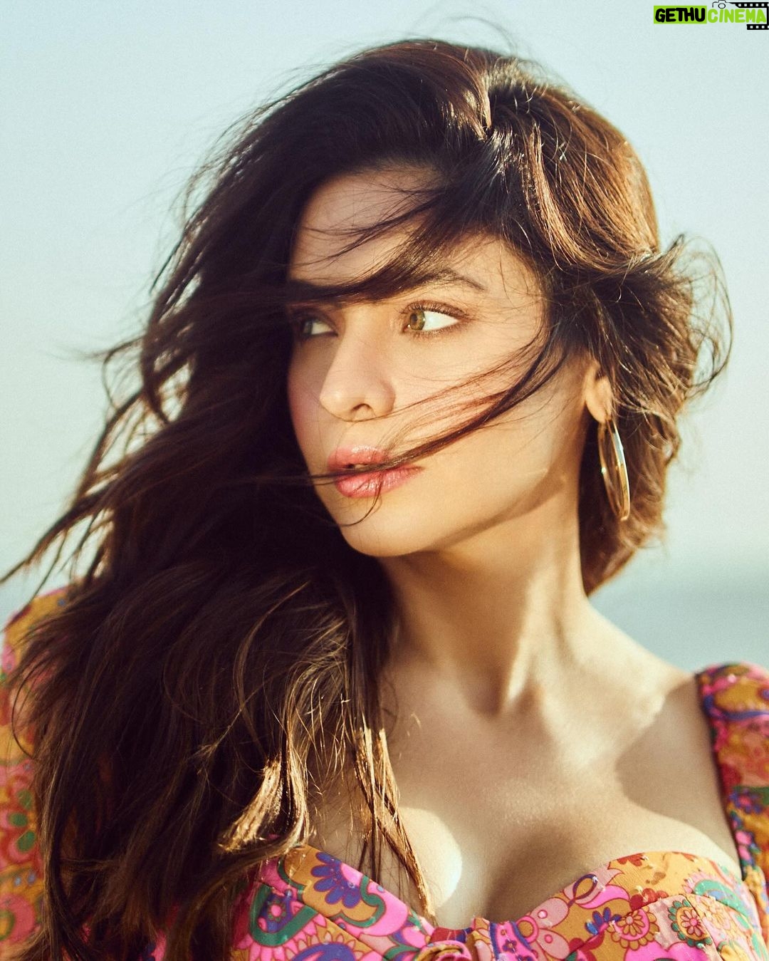 Aamna Sharif Instagram - She lapped against the shore, Restless like the sea,ready for any adventure, that blew along her way… . . . . . 📷 @saurabh_sonkar @mukeshpatilmakeup @little_hair_poetry @newarrivals.co