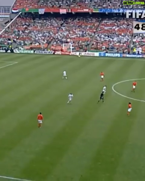 Aarón Díaz Instagram - Le pedimos a @elmatadorpr15 que nos contara como recuerda el partido del 98 jugando contra Holanda, como se sintió? A nosotros nos hizo recordar uno de los momentos más increíbles de nuestra niñez! Desliza para revivir el momento del gol! 🌵⚽️ #fifa98 México