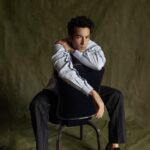 Aarón Díaz Instagram - Platicamos con Aarón Díaz, quien nos contó sobre su nuevo proyecto, “Reconexión: México” en @vix. Junto a @aarondiaz descubriremos los tesoros de nuestro país, la diversidad cultural, los sabores de la cocina tradicional y los espectaculares lugares que México nos ofrece. ¡No te pierdas la entrevista completa en nuestra revista impresa o haz clic en el enlace en nuestra bio para vivir este increíble viaje! Fotos: @alexsalinasg Estilismo: @alo_murillo_ Grooming: @robbielikemargot Director editorial: @alfonsoparra__ Entrevista: @albertonavamtz Editor digital: @adymoss Video: @carlagot.mx Agradecimiento especial: @fsmexico Looks de Aarón: @dior Collar en portada @dolcegabbana. #EsquireMx Mexico City, Mexico
