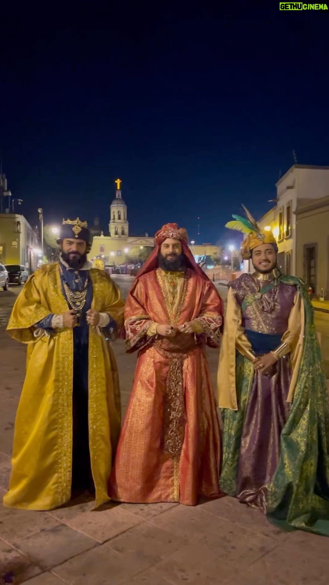 Aarón Díaz Instagram - Mis amigos Los Reyes Magos les tienen una invitación 🙏🏽🙌🏽 . Hoy es el día perfecto para ver @reconexionmexico en familia!! #ReconexionMexico solo por @vix