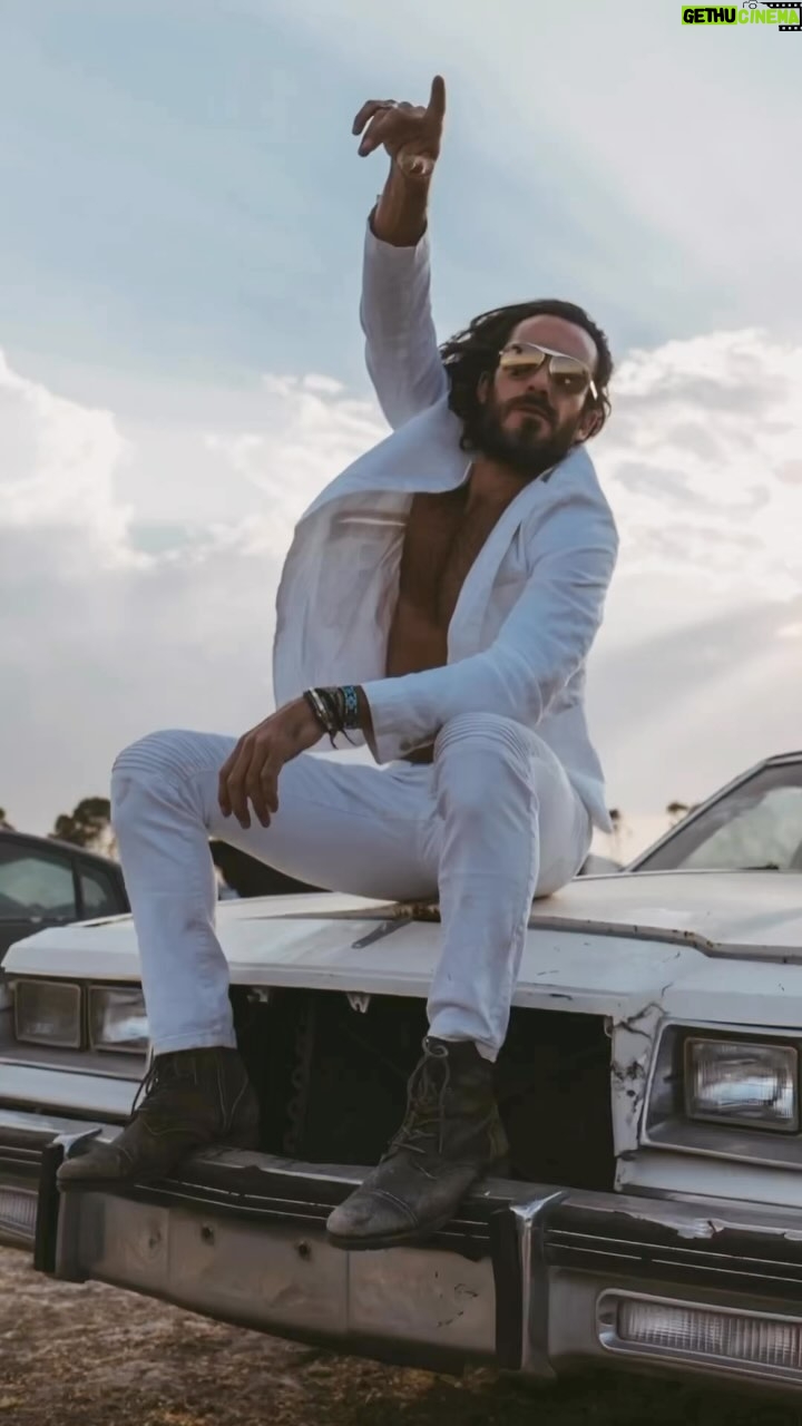 Aarón Díaz - 1.1K Likes - Estás son algunas fotos que capturamos durante la grabación. Que increíble que van a poder ver todo lo que hicimos durante estos últimos 3 años recorriendo todo México 🌵🇲🇽. Faltan 3 días!!
¿Ya tienes tu acceso a @vix ??