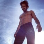 Aarón Díaz Instagram – Antes de que se pusieran de moda los workout tutorials, ya estábamos ahí 😉 
Un recuerdito pa que no se olviden de papi😘 acá en 2020 en plena pandemia poniendo el desorden. 
Nada a cambiado… buen día a tod@s!