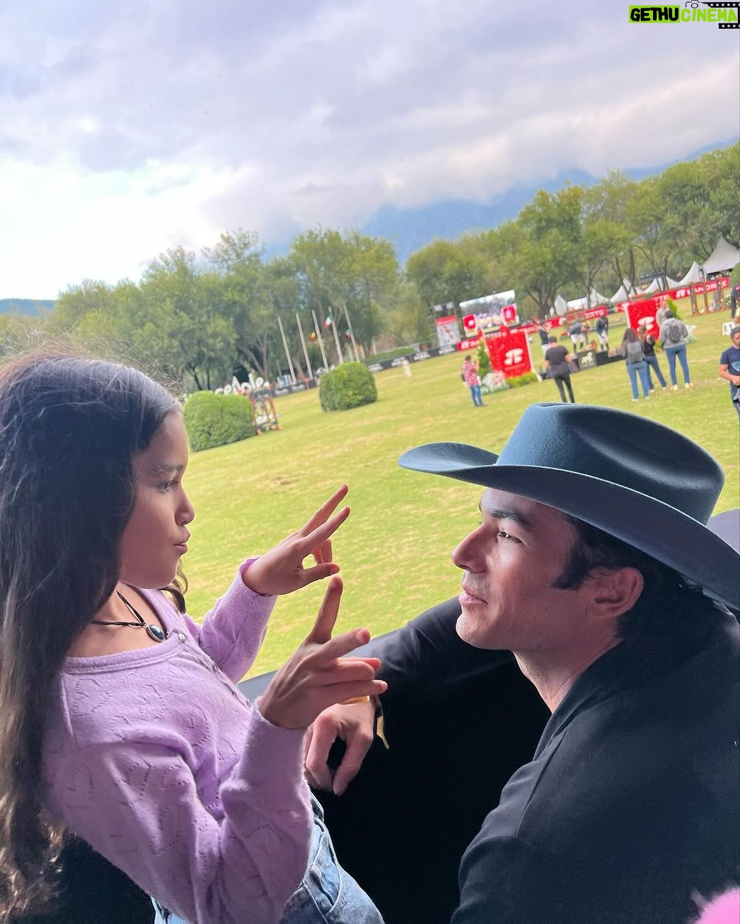 Aarón Díaz Instagram - El fin de semana pasamos a saludar a nuestros queridos amigos de @clubhipicolasilla gran evento, grandes anfitriones y siempre, siempre con la mejor compañía - mis tres amores. Todo es mejor en familia… y siempre recuerden #VivirEsIncreible 😉