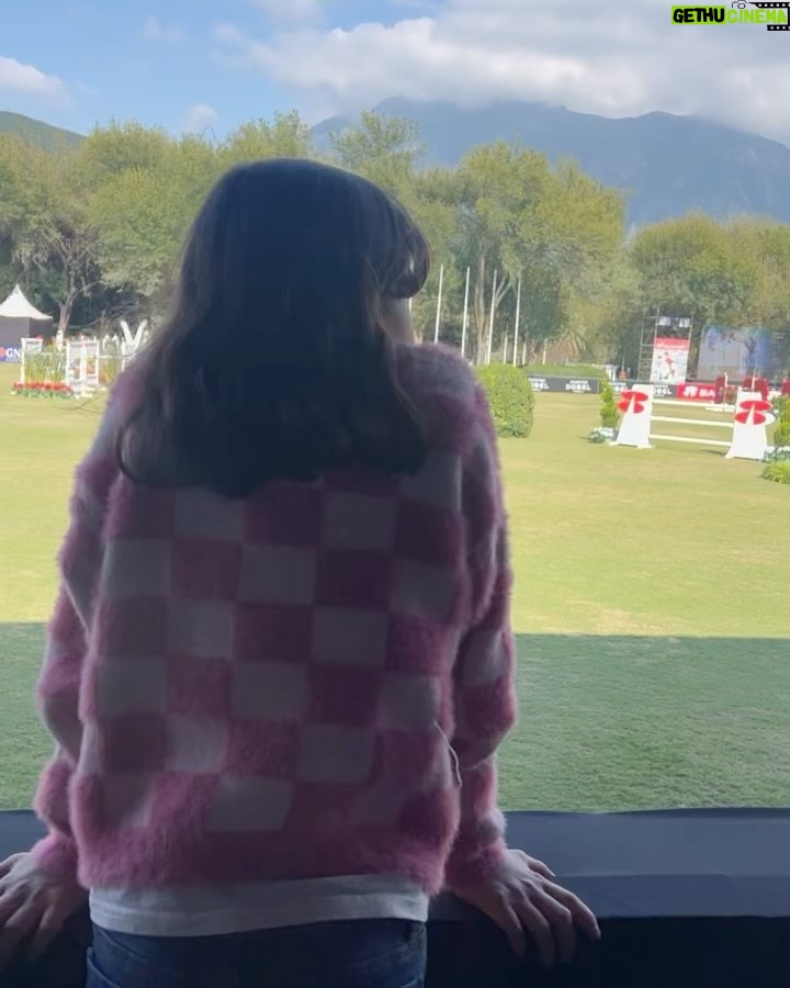Aarón Díaz Instagram - El fin de semana pasamos a saludar a nuestros queridos amigos de @clubhipicolasilla gran evento, grandes anfitriones y siempre, siempre con la mejor compañía - mis tres amores. Todo es mejor en familia… y siempre recuerden #VivirEsIncreible 😉