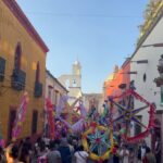 Aarón Díaz Instagram – Usos y costumbres desde la esquina de @elpegasosma en San Miguel de Allende… Que hermosas las tradiciones de esta mágica ciudad 🙌🏽