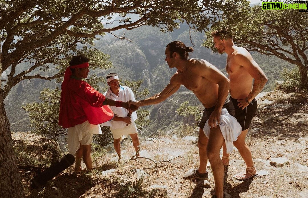 Aarón Díaz Instagram - Algunos de los momentos épicos que vivimos mi carnal @dylanefron y yo en Chihuahua durante el rodaje de @reconexionmexico . Ya viste la primer temporada? Ponte al día solo por @vix