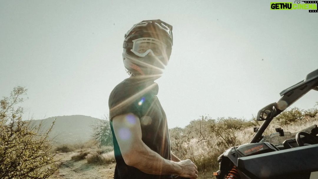 Aarón Díaz Instagram - El equipo de RECONEXION te desea un ¡Feliz cumpleaños! Eres un chingon 🥳🎂 @aarondiaz