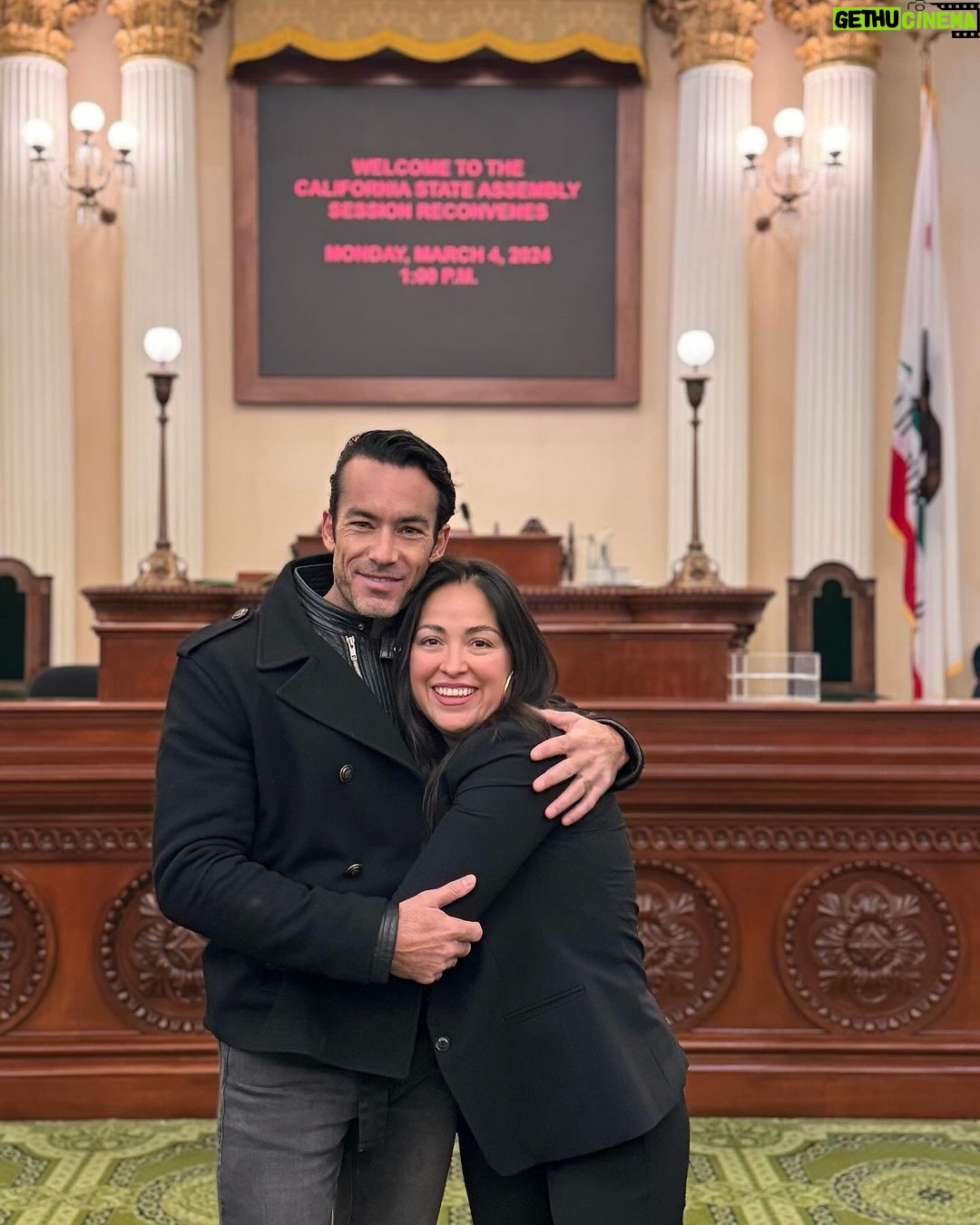 Aarón Díaz Instagram - Que orgullo ver a mi querida prima María haciendo un roll tan importante para proteger la democracia en este gran estado, California. Californians are lucky to have you looking out for them @mynameismariasn 😉 . Y que linda la acústica o no @lolaponce ?