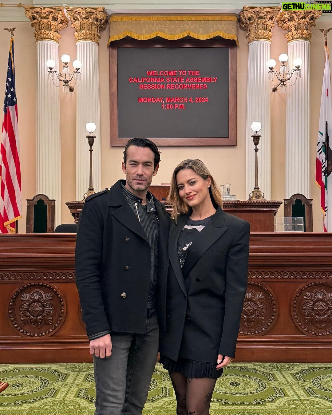 Aarón Díaz Instagram - Que orgullo ver a mi querida prima María haciendo un roll tan importante para proteger la democracia en este gran estado, California. Californians are lucky to have you looking out for them @mynameismariasn 😉 . Y que linda la acústica o no @lolaponce ?
