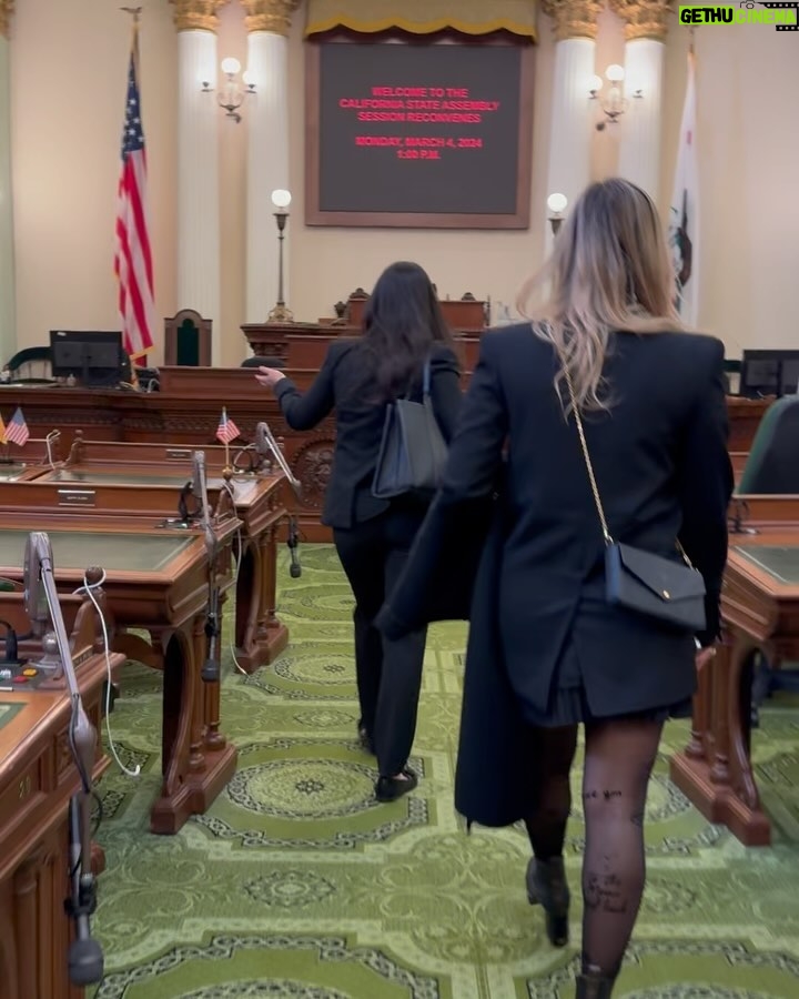 Aarón Díaz Instagram - Que orgullo ver a mi querida prima María haciendo un roll tan importante para proteger la democracia en este gran estado, California. Californians are lucky to have you looking out for them @mynameismariasn 😉 . Y que linda la acústica o no @lolaponce ?