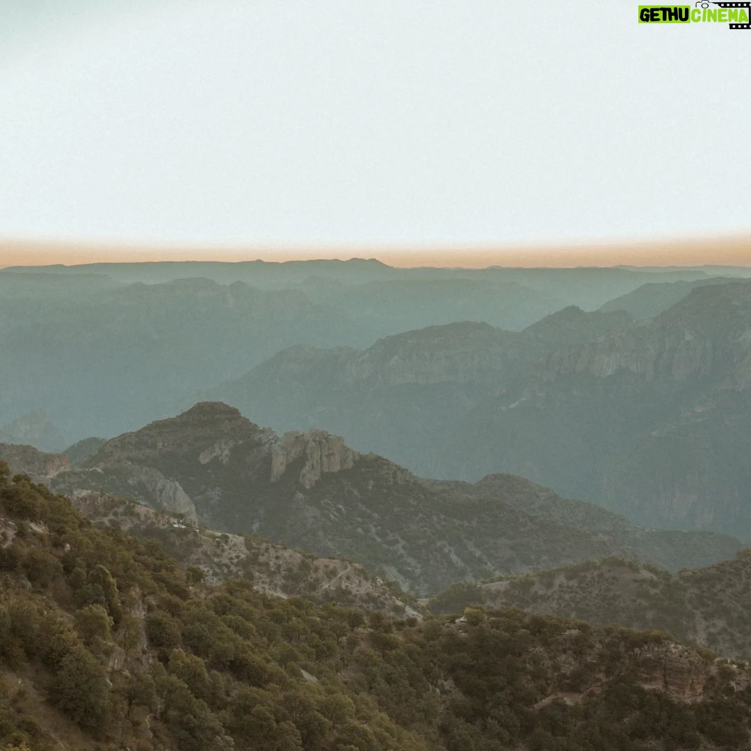 Aarón Díaz Instagram - En este episodio aprendimos que Los tarahumaras se llaman a sí mismos rarámuri, que significa corredores a pie; proviene de las raíces: rara (pie) y muri (correr). Habitan la parte de la Sierra Madre Occidental que atraviesa el estado de Chihuahua y el suroeste de Durango y Sonora. ¿Sabían eso? 🌵🇲🇽 México