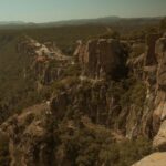 Aarón Díaz Instagram – En este episodio aprendimos que Los tarahumaras se llaman a sí mismos rarámuri, que significa corredores a pie; proviene de las raíces: rara (pie) y muri (correr). Habitan la parte de la Sierra Madre Occidental que atraviesa el estado de Chihuahua y el suroeste de Durango y Sonora. ¿Sabían eso?
🌵🇲🇽 México
