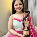 Aarya Ambekar Instagram – Received my 3rd @radiocityindia Cine Award yesterday..as Best Playback Singer Female, for the song “Kevdyacha Paan Tu”!! Ithe janatach judge aste! So thank you listeners for voting me!!🥹🙏🏻 and a huggeee thankyouu to dear @vijaynarayangavande dada for giving me this beautiful song, written by another fav @guruthakurofficial dada and sung with one and only @ajayatulofficial Ajay dada!!

Outfit designed by : @fragrance_designs @paragjaysingpure 
Styled by : 🙋🏻‍♀️
PC – baba🥰
@rjshonali @radiocitymarathi