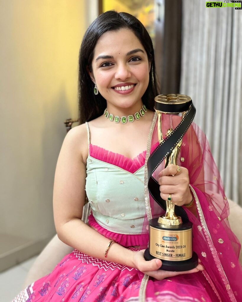 Aarya Ambekar Instagram - Received my 3rd @radiocityindia Cine Award yesterday..as Best Playback Singer Female, for the song “Kevdyacha Paan Tu”!! Ithe janatach judge aste! So thank you listeners for voting me!!🥹🙏🏻 and a huggeee thankyouu to dear @vijaynarayangavande dada for giving me this beautiful song, written by another fav @guruthakurofficial dada and sung with one and only @ajayatulofficial Ajay dada!! Outfit designed by : @fragrance_designs @paragjaysingpure Styled by : 🙋🏻‍♀️ PC - baba🥰 @rjshonali @radiocitymarathi