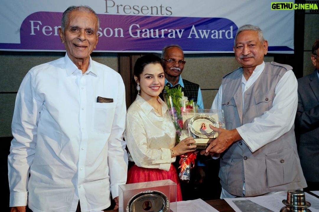 Aarya Ambekar Instagram - Received the "Fergusson Gaurav Award" yesterday, at the hands of Shrimant Shahu Maharaj Chhatrapati. It was a trip down the memory lane to visit my college (this time as an awardeeЁЯЩИ) which gave me countless good memories!!ЁЯе╣тЭдя╕П To receive this award along with Padmabhushan Dr. S.B.Mujumdar sir, Justice Revati Mohite-Dere, Major General Dr. Ashok Taskar was even more an honor. I was truly humbled to learn that some of the earlier recipients of this award are Shri. PV Narsimharao, Padmavibhushan Dr. Prabha Atre ji, Sai Paranjpe ma'am, Dr. Prayag and many such dignitaries. Thank you so much for this honor, Fergusson.тЭдя╕ПЁЯЩПЁЯП╗Obliged.ЁЯШЗЁЯЩПЁЯП╗ рд╕рд╛рдВрдЧрд╛рдпрд▓рд╛ рдЕрддрд┐рд╢рдп рдЖрдирдВрдж рд╣реЛрддреЛрдп рдХреА рдХрд╛рд▓ рдорд▓рд╛ рд╢реНрд░реАрдордВрдд рд╢рд╛рд╣реВ рдорд╣рд╛рд░рд╛рдЬ рдЫрддреНрд░рдкрддреА рдпрд╛рдВрдЪреНрдпрд╛ рд╣рд╕реНрддреЗ "рдлрд░реНрдЧреНрдпреБрд╕рди рдЧреМрд░рд╡ рдкреБрд░рд╕реНрдХрд╛рд░" рдорд┐рд│рд╛рд▓рд╛. рд╕рд┐рдореНрдмрд╛рдпреЛрд╕рд┐рд╕ рд╕рдВрд╕реНрдереЗрдЪреЗ рд╕рдВрд╕реНрдерд╛рдкрдХ рдкрджреНрдорд╢реНрд░реА рд╡ рдкрджреНрдорднреВрд╖рдг рдбреЙ. рд╢рд╛рдВ. рдм. рдореБрдЬреБрдорджрд╛рд░ рд╕рд░, рдиреНрдпрд╛. рд░реЗрд╡рддреА рдореЛрд╣рд┐рддреЗ - рдбреЗрд░реЗ рдЬреА, рдореЗрдЬрд░ рдЬрдирд░рд▓ рд╢реНрд░реА. рдЕрд╢реЛрдХ рддрд╛рд╕реНрдХрд░ рдпрд╛рдВрд╕рд╛рд░рдЦреНрдпрд╛ рджрд┐рдЧреНрдЧрдЬрд╛рдВрдмрд░реЛрдмрд░ рд╣реНрдпрд╛ рдкреБрд░рд╕реНрдХрд╛рд░рд╛рд╕рд╛рдареА рдХрд▓рд╛ рдХреНрд╖реЗрддреНрд░рд╛рдд рдорд╛рдЭреНрдпрд╛ рдирд╛рд╡рд╛рдЪрд╛ рд╡рд┐рдЪрд╛рд░ рдХреЗрд▓рд╛ рдЧреЗрд▓рд╛, рдпрд╛рдЪрд╛ рдЕрднрд┐рдорд╛рди рдЖрдгрд┐ рдЖрдирдВрдж рд╣реЛрддреЛрдп!! рдлрд░реНрдЧреНрдпреБрд╕рди рдордзреНрдпреЗ рдореА резрезрд╡реА рддреЗ BA Economics рдЕрд╢реА 5 рд╡рд░реНрд╖ рд╣реЛрддреЗ рдЖрдгрд┐ рд╣реНрдпрд╛ рдХреЙрд▓реЗрдЬ рдиреА рдорд▓рд╛ рдХрд┐рддреА рдЕрдЧрдгрд┐рдд рдЪрд╛рдВрдЧрд▓реНрдпрд╛ рдЖрдард╡рдгреА рджрд┐рд▓реНрдпрд╛ рдЖрд╣реЗрдд рд╣реНрдпрд╛рдЪрдВ рд╢рдмреНрджрд╛рдд рд╡рд░реНрдгрди рдирд╛рд╣реА рдХрд░рддрд╛ рдпреЗрдгрд╛рд░!! рдордирд╛рдкрд╛рд╕реВрди рдзрдиреНрдпрд╡рд╛рдж рдлрд░реНрдЧреНрдпреБрд╕рди рдЖрдгрд┐ Fergussonians!!ЁЯШЗЁЯЩПЁЯП╗ Outfit, hair, makeup, styling - ЁЯЩЛЁЯП╗тАНтЩАя╕П Fergusson College, Pune
