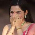 Aarya Ambekar Instagram – Photographer – Don’t laugh. 
Me – 🙂🤭🤣 (swipe!)

Also, here’s a quiz qs – comment and tell me the film this song (O sajna) is from?!