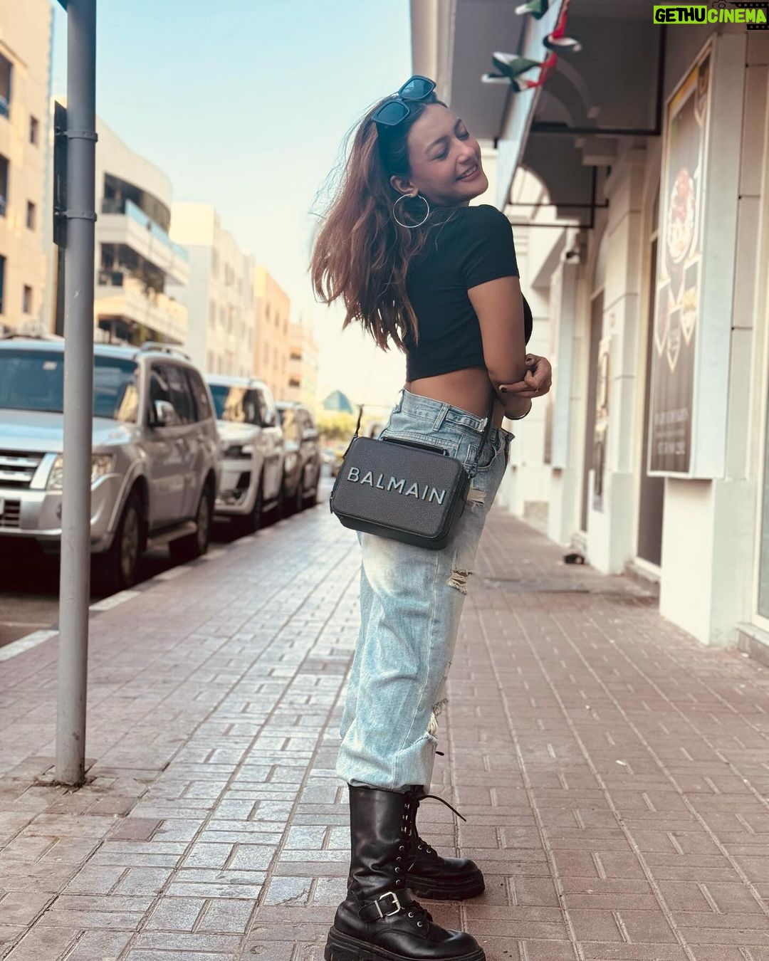 Aashika Bhatia Instagram - Stepping out in style with my favourite accessories🖤