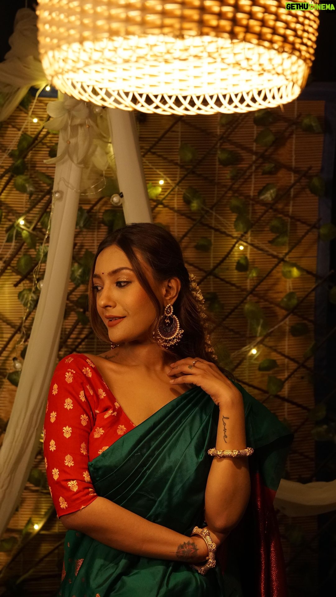 Aashika Bhatia - 530.5K Likes - 🦋
Tried South Indian Look For The First Time❤️
#aashikians
