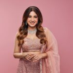 Aashna Shroff Instagram - THIS HAIR TRANSFORMATION 🤩 You need things to be flawless when you’re getting married! For this reason, I followed the advice of my most reliable Matrix professional and went for Matrix color melt in the Gold shade! ❤️ . You know how much I like keeping my hair in these tones, and I’m amazed at how gorgeous my hair looks right now 💁🏻‍♀️😌 Ya’ll can choose from the different hair color melts 💥 Cinnamon spice, Red, Gold, Mocha, Choco Melt and rock the new look! . So don’t miss out and head over to a Matrix Salon near you to get your hair colored too!! #Ad @matrixindia_lnc #DareToMelt #MatrixColorMelt #MatrixIndia